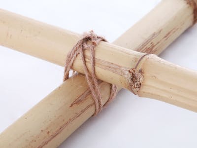 Bevestig de bamboe vervolgens met een touw.