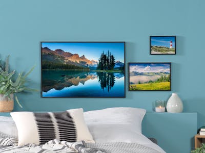 Verschiedene Wandbilder im Schlafzimmer mit Landschaftsaufnahmen