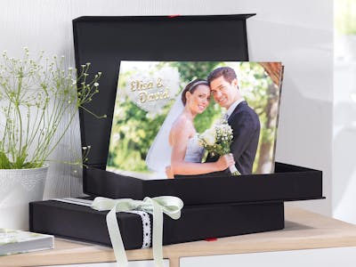 A wedding photo book is not only solid, but also offers a variety of design options that are not possible with a traditional photo album.