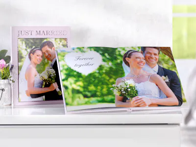 Use the Pixum design tools and highlight your photo book cover! 