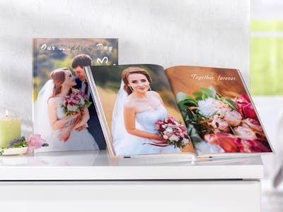 Solid, elegant and personal: your wedding photo book has a great selection of design options at Pixum.