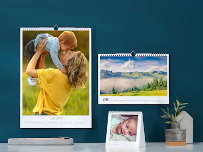 Wandkalender und Tischkalender.