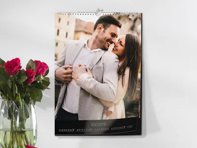 Wandkalender mit einem gl�cklichen Paar. 