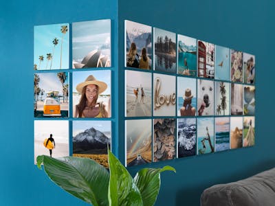 Fotov�gg med kvadratiska bilder i en vardagsrummilj�