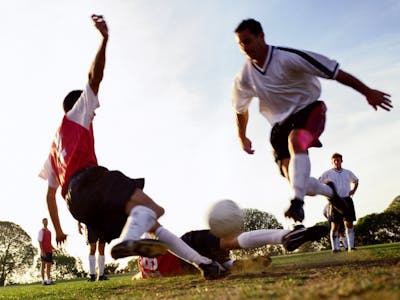 Lassen Sie die vergangene Saison Ihres Vereins Revue passieren. Fußballspieler.