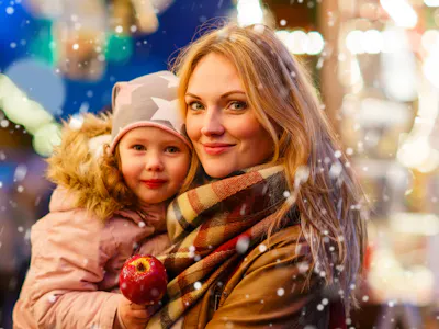 Eine Mutter mit ihrem Kind auf dem Weihnachtsmarkt. 