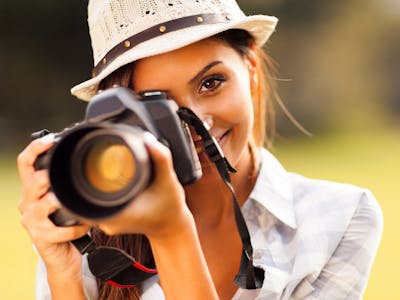 Hole mit deiner Kamera und anschließender Nachbearbeitung alles aus deinen Fotos heraus. Frau mit Kamera