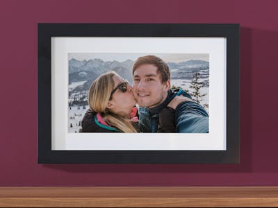 Verewige unvergessliche Erinnerung in einem Wandbild Foto eines Paares im Winter