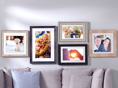 Genieß unendliche Gestaltungsvielfalt auf unseren Wandbild-Materialien. Mix der Pixum Wandbildern mit Rahmen und winterlichen Motiven.