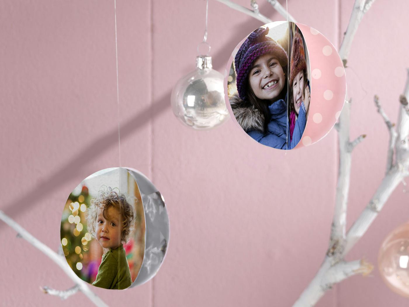 Idee 4: Weihnachtstisch dekorieren mit Fotostrau� aus Zweigen