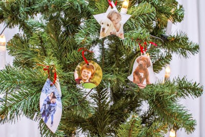 Kerstboom hangers van fotoafdrukken