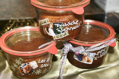 Weihnachtskuchen im Glas mit Fotostickern - das Rezept gibt es hier! Weihnachtskuchen im Glas mit Fotostickern - das Rezept gibt es hier!