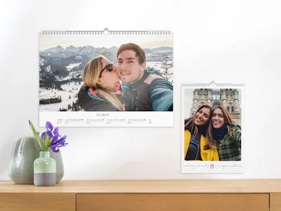 Mix der Pixum Wandkalender im Hoch- und Querformat an einer Wand h�ngend.